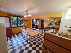Gîte de lorangerie du château de Jallanges- 11 personnes
