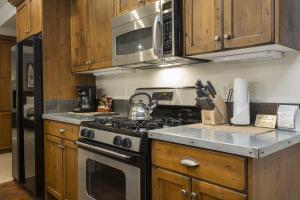 2 Bedroom Condo with Spa - Silver Baron Lodge condo