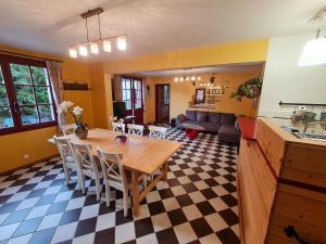 Gîte de lorangerie du château de Jallanges- 11 personnes