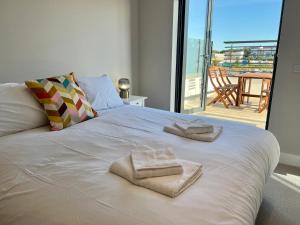 SoHot Stays Sea View Apartments- central location- sleeps 4