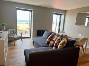 SoHot Stays Sea View Apartments- central location- sleeps 4