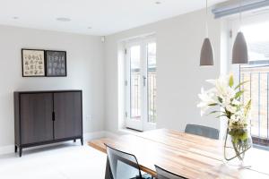 Fabulous Central Windsor Town House With Parking