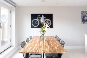 Fabulous Central Windsor Town House With Parking