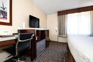 King Room - Disability Access room in Clarion Inn & Suites New Hope-Lambertville