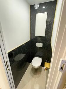 Grand studio en centre ville et à 50 mètres du port, climatisé