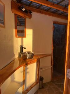 Preciosa mini-casa-bote bien ubicada y linda vista