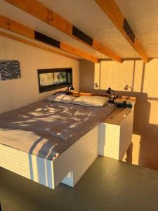 Preciosa mini-casa-bote bien ubicada y linda vista