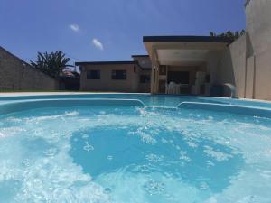 Casa moderna com piscina e churrasqueira