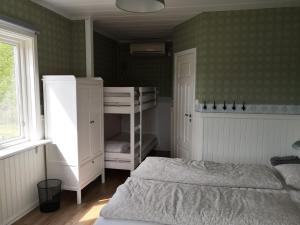 Gula huset, Lakene Ostgård