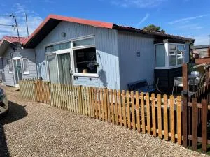 Pebbles 144 South Shore 2 bed chalet 2 dog friendly, sleeps 4 - Bessingby