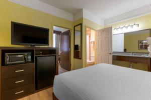 Queen Suite - Courtyard View room in Best Western Phoenix Goodyear Inn