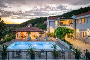 Luxury villa with a swimming pool Trilj Zagora  20139