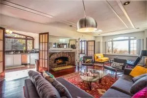 Stunning View, Frank Lloyd Wright Inspired Home! - Bountiful