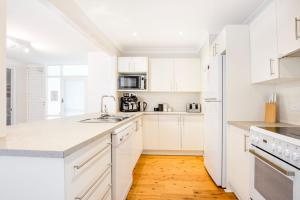 Hayes Beach House I Award Winner I 4 Mins to Beach