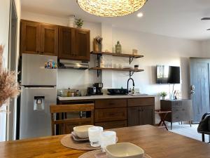 Stylish Apartments - 10 Minutes to Airport & Water Taxi, close to Best Western