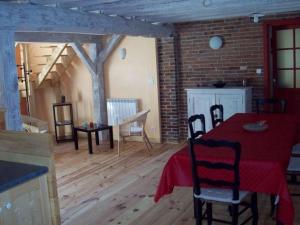 Maison de campagne rénovée avec jardin privatif - 2 chambres, 2 sdb, séjour spacieux - FR-1-590-105