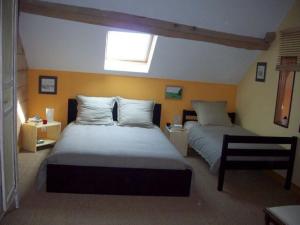 Maison de campagne rénovée avec jardin privatif - 2 chambres, 2 sdb, séjour spacieux - FR-1-590-105