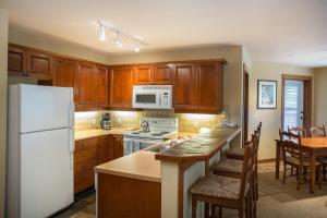 3219 - Three Bedroom Standard Powderhorn Lodge condo