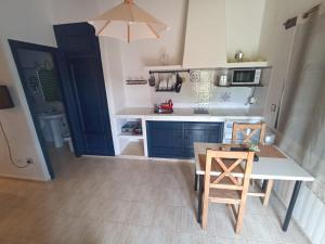 One-Bedroom Apartment room in ALDEA VETONIA Complejo vacacional de Casitas Estudios y Chalets de 1 y 2 habitaciones con porche privado en Hervás -Mayo y Junio Salida hasta las 21h gratis sujeto a disponibilidad-Julio y agosto 4 actividades al día y Restaurante Terraza