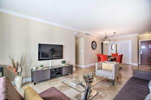 Ocean-View Balcony Beachfront Hollywood Apt!