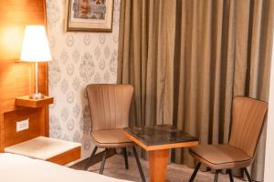 Phòng Giường Đôi Lớn Loại Sang (Deluxe Queen Room)