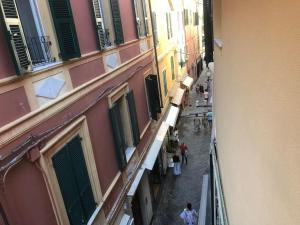 Budello di Alassio, ampio appartamento con box vicino al mare