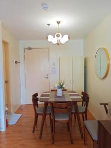 Spacious 36sqm Studio with 65" TV Netflix Karaoke and Pool Access Near Airport and Samal Ferry