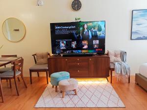 Spacious 36sqm Studio with 65" TV Netflix Karaoke and Pool Access Near Airport and Samal Ferry