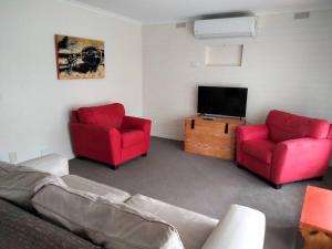 Comfortable three bedroom home close to the beach