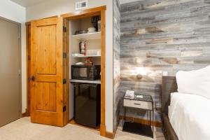 Hotel Room - Silver Baron Lodge