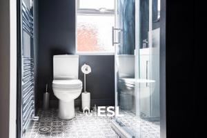 Central 5 Bedroom Townhouse perfectly located 2 mins walk from the Train Station