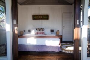 Biệt Thự Nhìn Ra Vườn (Villa with Garden View)