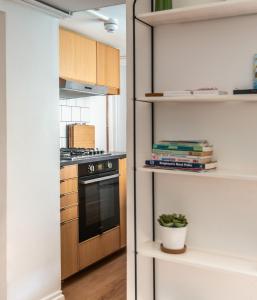 Stylish Underground flat, beach 30s, Graffiti Yard