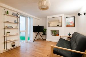 Stylish Underground flat, beach 30s, Graffiti Yard