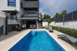 Villa Azzuro with jacuzzi and pool - 4hvězdičkové hotely ve městě Sveti Filip i Jakov