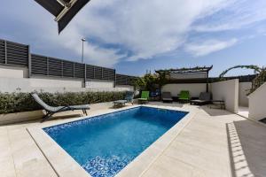 Villa Azzuro with jacuzzi and pool