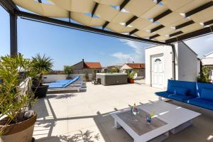 Villa Azzuro with jacuzzi and pool