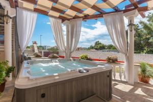 XXXL Villa Ancora with heated pool