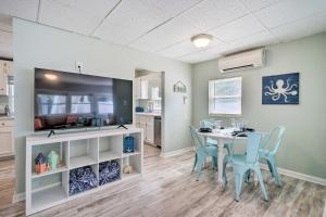 Picturesque Duplex Unit, half Mi to the Beach!