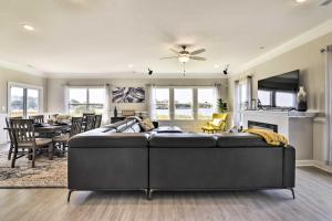 Waterfront Paradise with Deck about half Mi to Beach