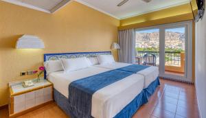 Twin Room (2 Adults + 1 Child) room in Playadulce Hotel