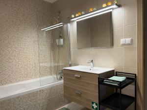 McRamé Design Apt Sea View, Beachfront, Swimming Pool, 2BDR, 2BAR, 6 pax, Praia da Rocha