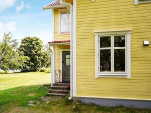 Historic Cottage by Lake Yngern