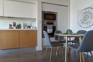 Lovely 2 Bed Condo in Downtown Toronto
