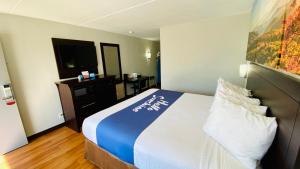 King Room - Mobility Access/Non-Smoking room in Days Inn by Wyndham Maysville Kentucky
