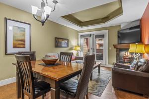 Sophisticated MTN 2 Bedroom Pool Hot Tub managed by Little Sister Getaways