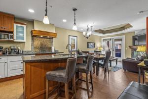 Sophisticated Mountain Condo Pool & Hot Tub
