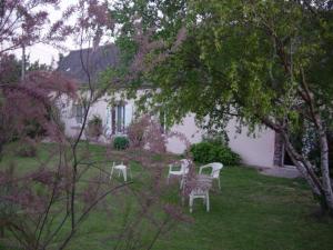 Gîte chaleureux avec jardin arboré, terrasse, salle de jeux et parking privé à Pré-Saint-Évroult. - FR-1-581-3