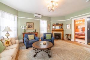 Rustic 2-Bedroom walking distance to Downtown