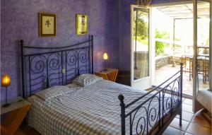 Maisons de vacances 6 Bedroom Amazing Home In Entrecasteaux : photos des chambres